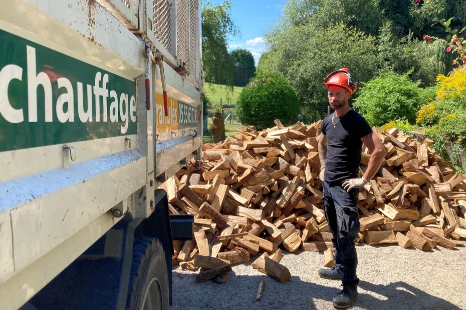 Camion J L Bois Chauffage livrant du bois de chauffage sur palette en Belgique